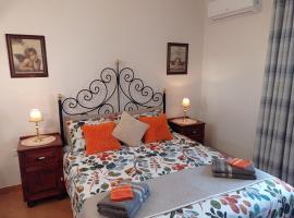 Joseph 2, Stylish corner flat with open views and close to the airport, hotel in Siġġiewi