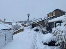 LES FONTANILLES odeillo chalet 60 WIFI & PARKING gratuit exposé plein sud & plein pied , draps & serviettes de toilettes non inclus, sabanas y toallas no incluidos