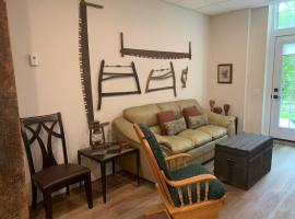 Burk's Fall River View 2b2b, hotel i Burks Falls