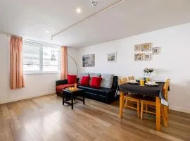 Modern Apartment overlooking Andover High Street