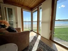 Cheerful beautiful home with an amazing lake view