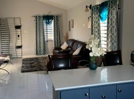 New Cozy Entire home 2 Bedroom- AC, Wifi, 24 hour Security in Private Gated Community, hotel i Old Harbour