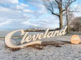 6 Mi to Downtown Cleveland: Lakeview Condo!