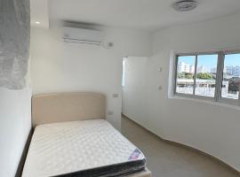 Mykonos unite, מלון בראשון לציון