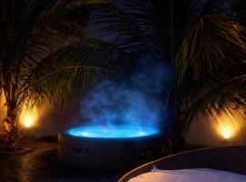 A Casa Paradisíaca ll Luxo Piscina Super Quente até 50 graus Aquecimento Elétrico e Solar Casa com Sauna a Vapor e Ar Condicionado em Todos Ambientes e Lavanderia com Roupa de Cama e Banho e Ofurô Super Quente , Temos Lareira , Com Valores adicionais, hotel in Caldas Novas