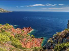 South of France Oasis 1 Bed Villa with a Private Garden, hotel u gradu Freži