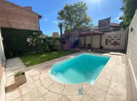 Casa con jardín, quincho y piscina privada
