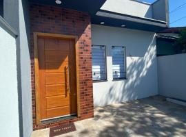 Casa no Iririú à 2 minutos do Hospital Regional, Hotel in Joinville