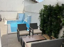 Casa com piscina, 700M da praia