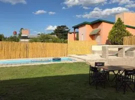 Casa con pileta a 2 cuadras del río