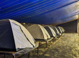 Eagle Swimming Pool Tent Stay, hotel v destinácii Bangalúr