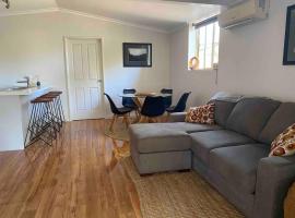 Modern spacious apartment, Airconditioned, WIFI & coffee machine โรงแรมในCoodanup