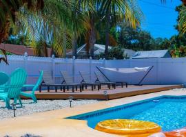 Four Bed Home with Pool Game Room Bar Near Beach, hotel v destinácii Largo