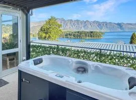 Chic Central Queenstown Retreat- Newly Renovated