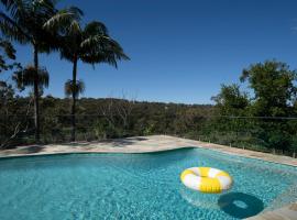 Garigal Retreat with Pool access, отель в городе Forestville