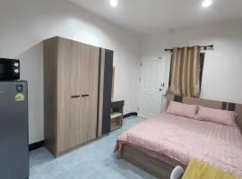 หลังมอ บิวตี้ อพาร์ตเมนต์ เปลี่ยนชื่อเป็นหลังมอ อพาร์ทเมนท์สามสาว ห้องพักจะอยู่ในทาวเฮ้า2ชั้น เเจ้งเปลี่ยนที่พัก