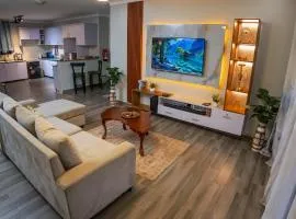 Luxury 2BR Apartment with AC, Wi Fi, Backup Power Ideal for Families , Bukoto