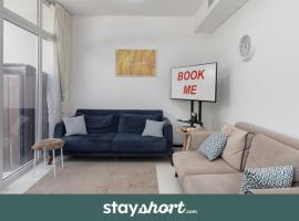 StayShort - Modern 3 BR villa in Damac Hills 2 with Garden that sleeps 6, hotel v destinácii ‘Ūd al Bayḑāʼ