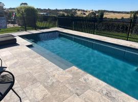 Sunset Ridge Retreat, stunning large home & pool, hotell i Orange