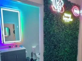 The 513 Flat-1BR, 1 Bath Apmt with Pool and Riverfront View Only Steps from The banks & Stadiums