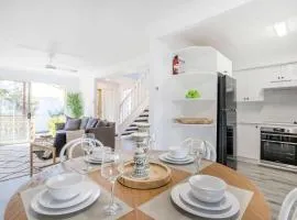 Aquamarine - modern & bright Huskisson townhouse