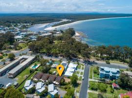 Aquamarine - modern & bright Huskisson townhouse, hotel in Huskisson