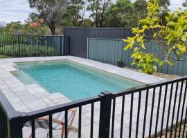 Amalena by the sea - Vincentia 5BR home with pool, hotel in Vincentia