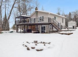Spa & Lake Access - Cozy Lakeside Getaway, hotel sa Nominingue