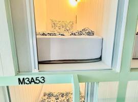 Easy Monday Capsule Hotel Bangkok, hotel a Bangkok