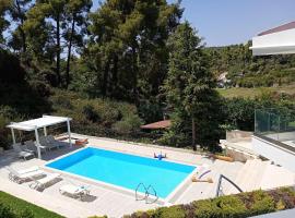 ELiELani Oasis - 9x4 m Private Pool Villa, hotel em Kassandria