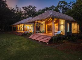 Modern Tropical Bungalow magic ocean views, hotel i Cabo Matapalo