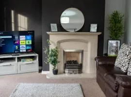 3BR House Sleeps 6 with Parking Near Ormeau Park