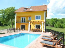 Holiday Home Alleinstehendes Ferienhaus mit Swimmingpool by Interhome, hotel en Pocrnja