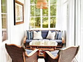 Charming Swiss-Style Cabin On Hankø, hotel a Gressvik