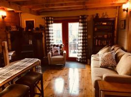 The Birches Cabin, at home in the woods!, hotel din Marlow