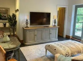 Cozy Cottage Retreat in Surrey Hills