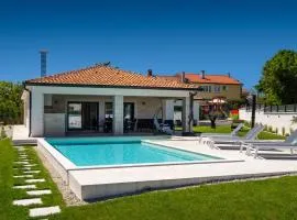 Beautiful Villa Barbara with pool in Kastelir