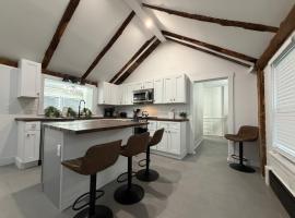 Rutland-Killington Mountain Midway: Refreshed 2BR Flat with High-End Kitchen and Spa Shower，Mendon的寵物友善飯店