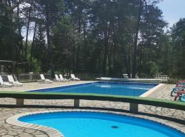 ZEcamping 3 dog friendly tennis piscine chauffée, Hotel in Neuvic