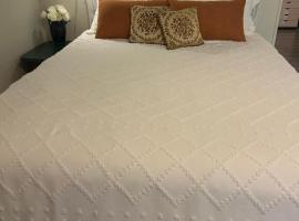 Beautiful & peaceful studio with private entrance, hotel in Piney Fork