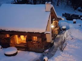 Holiday Home Romantikhütte by Interhome, hotel ve Flattachu