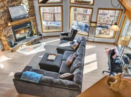 Cabin w hot tub, fire pit & deck، فندق في Hedgesville