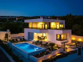 Holiday Home Luxuriöse Villa Dolce Vita direkt am Meer mit privatem Pool und Parkplatz by Interhome
