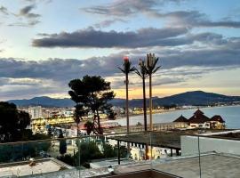 Dreamy ocean getaway! Renovated bungalow，位于米迪克的酒店