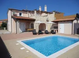 Holiday Home mit Pool- Terrasse und Parkplatz by Interhome