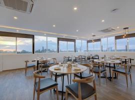 Super Townhouse Global Village Tech Park Near Kengeri Bus Terminal Metro Station, ξενοδοχείο στη Μπανγκαλόρ