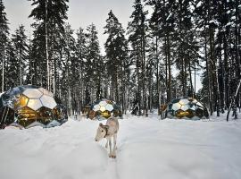 SKOG - Aurora Igloos Resort, pezsgőf&uuml;rdővel rendelkező sz&aacute;lloda Kalixban