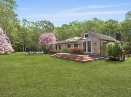 Luxury Sag Harbor Home with Heated Pool & Charm, hotelli kohteessa Sag Harbor