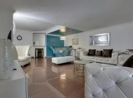 Elegant 5 Bedroom House With Jacuzzis And BBQ