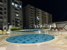 Apartamento con Piscina en Ricaurte, Hotel in Ricaurte